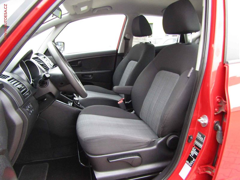 Kia Venga (2010) 1.4 CRDi, AC, park.asist - fotka 9 z 15