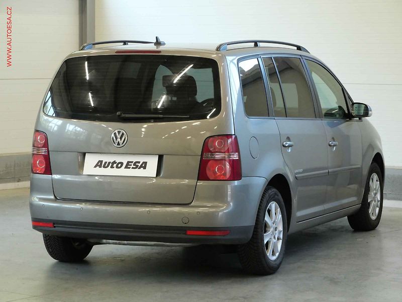 Volkswagen Touran (2008) 1.6i - fotka 4 z 22