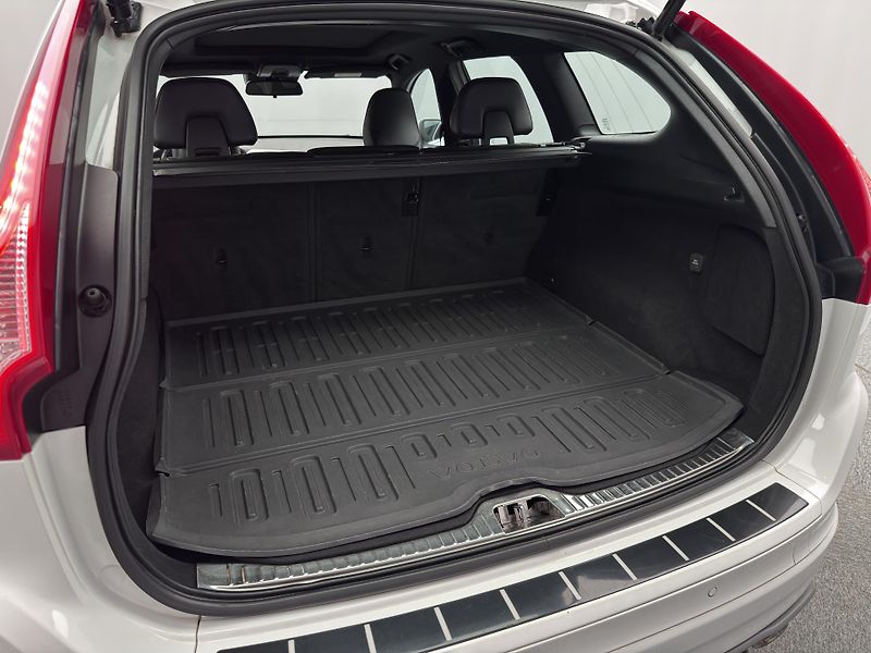 Volvo XC60 D4 R-DESIGN AUT RERERVACE - fotka 5 z 46