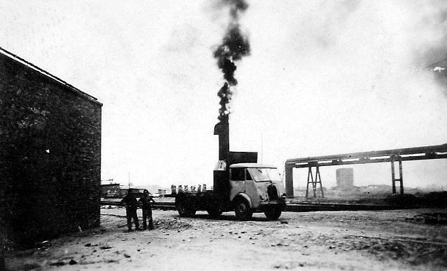 Další snímek Matfordu jezdícího po areálu závodu 1. července 1944., zdroj: Se svolením Severočeského leteckého archivu Most