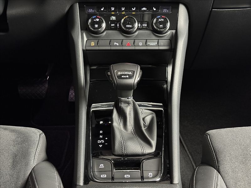 Škoda Karoq 2,0 TDi  DSG 4x4 Style Virtual - fotka 18 z 44