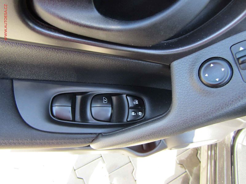 Nissan Qashqai (2016) 1.2DIG-T, 2.maj,ČR, AC - fotka 11 z 17