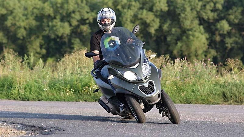 Piaggio MP3 500ie Sport LT (vlevo) a Piaggio Medley 125ie.