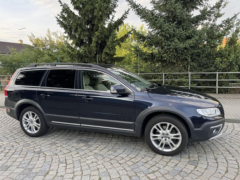 Volvo XC70 D5 SUMMUM 4x4 TAŽNÉ  - fotka 23 z 45