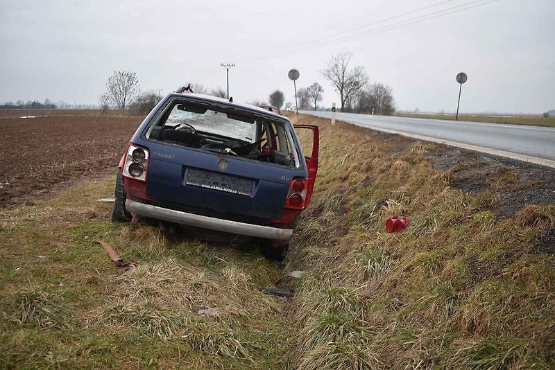 Vrak osobního auta je v příkopě u silnice 611 už od konce loňského září.