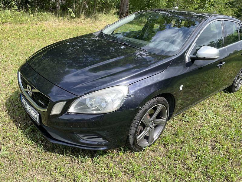 Volvo V60 (2011) Volvo V60 2,4 D5 AWD, R-Design - fotka 1 z 36