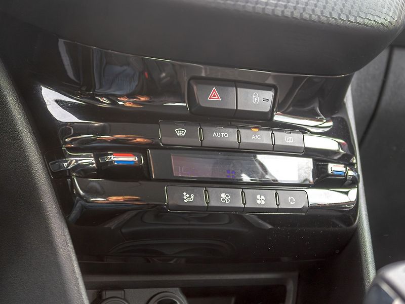 Peugeot 2008 (2017) ČR 1.2T 81KW – 88.359KM - fotka 23 z 41