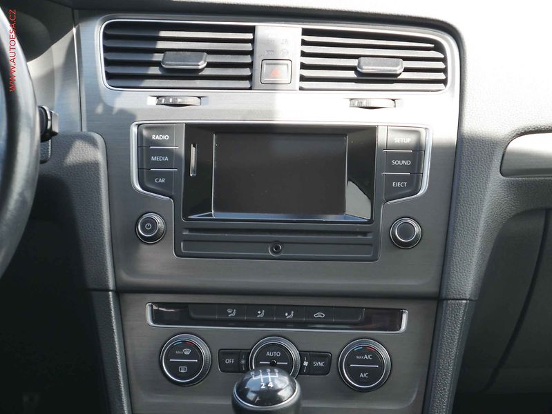 Volkswagen Golf (2012) 1.2TSi, AC - fotka 11 z 17