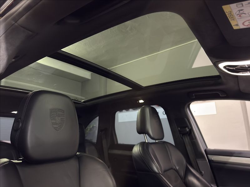 Porsche Cayenne 3,0   D VZDUCH PANO BOSE 360 - fotka 33 z 44