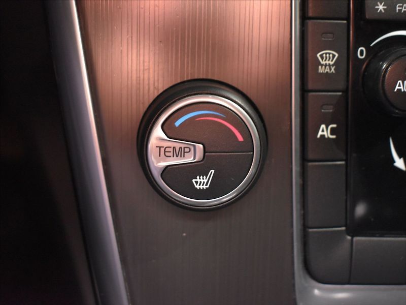Volvo XC60 2,4 D4 SUMMUM - fotka 22 z 22