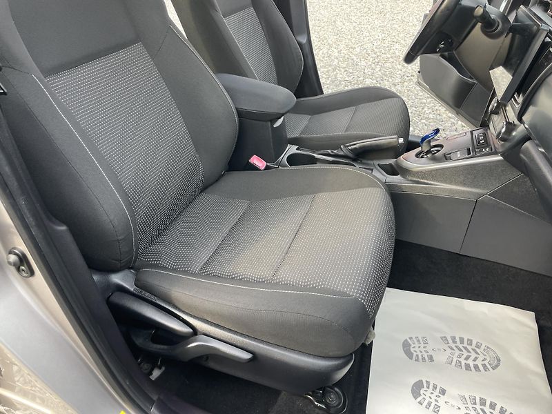 Toyota Auris 1.8i 16v HYBRID AUT NAVI CAM!! - fotka 135 z 166