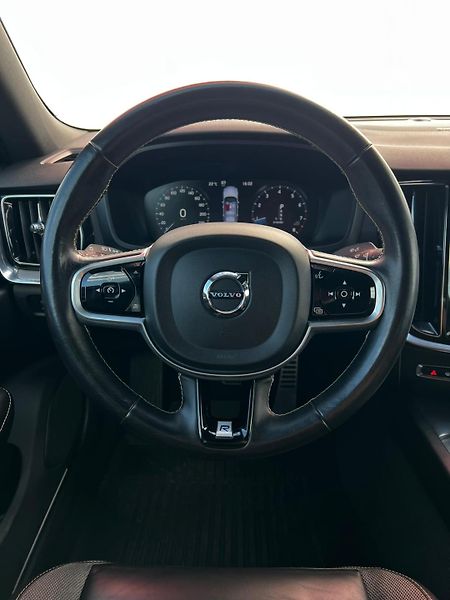 Volvo S60 2.0T5 184kW Aut. R-Desing - fotka 9 z 27