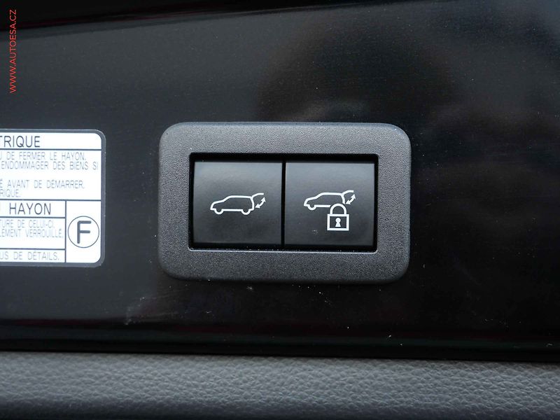 Toyota Corolla Cross (2022) 2.0 Hybrid, Premiere - fotka 24 z 26