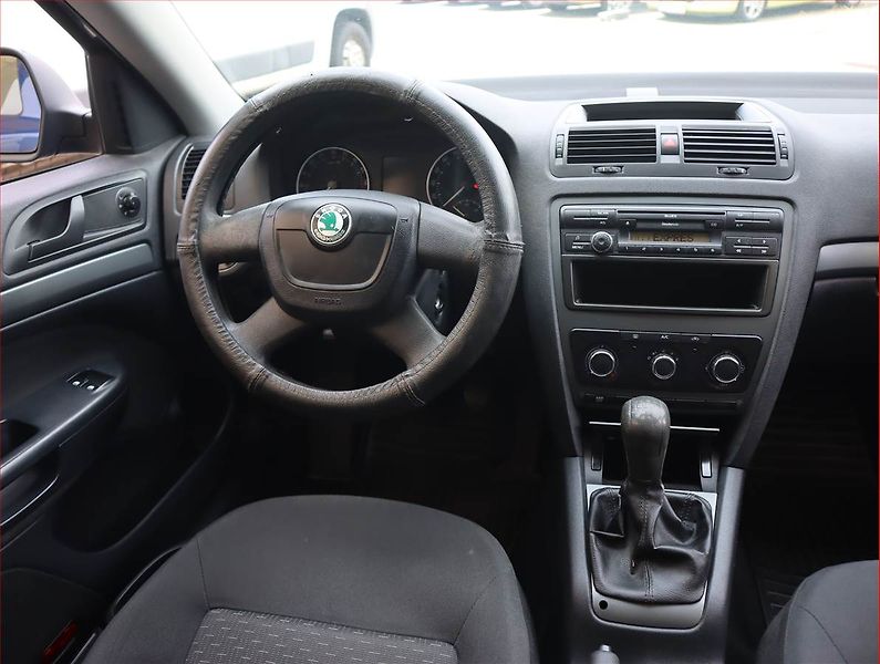 Škoda Octavia (2011) 1.6 TDI, Vyhř. sedaček - fotka 7 z 15