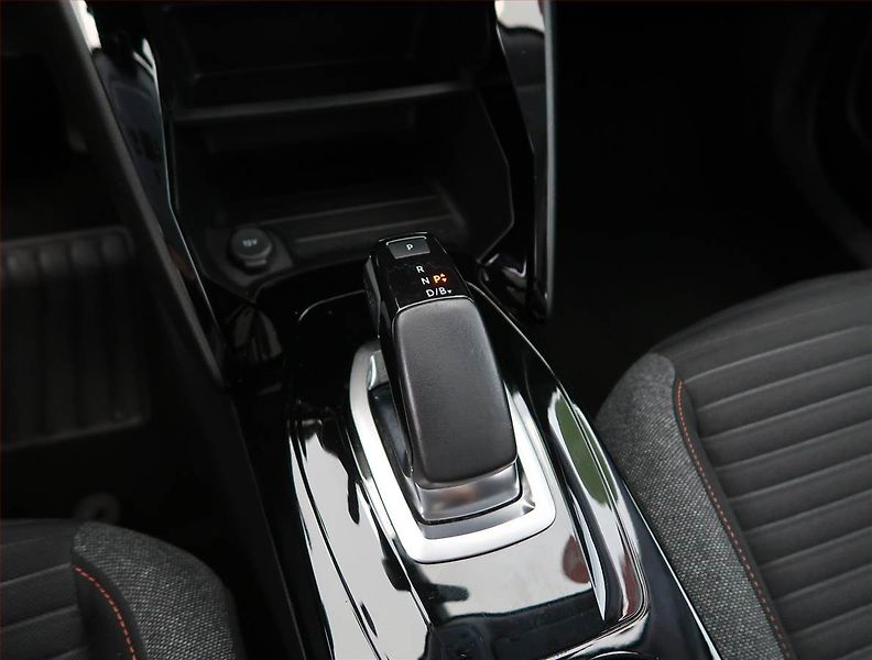 Peugeot 2008 (2021) Active 50 kWh, SoH 87% - fotka 12 z 23