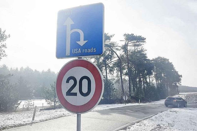 Ford testuje jízdu přes výmoly na testovací trase u belgického Lommelu.