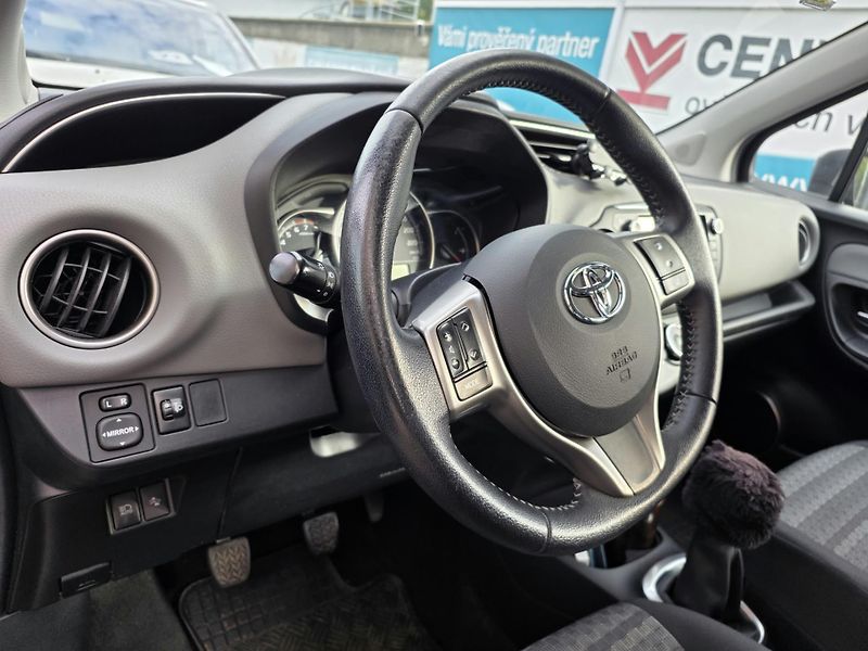 Toyota Yaris 1.3-KAMERA-VYHŘÍV.SED.-ISOFIX - fotka 3 z 14