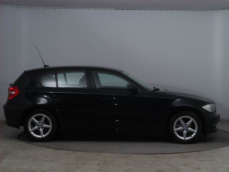 BMW Řada 1 (2009) 118d - fotka 6 z 13