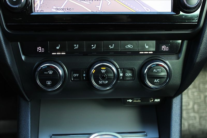 Škoda Octavia 2,0 TDI  ČR,TAŽNÉ,ELEGANCE - fotka 14 z 33
