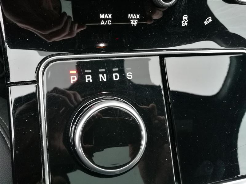 Land Rover Range Rover Velar 3,0 D300 SE - fotka 11 z 22