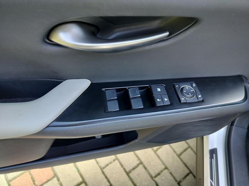 Lexus UX 250h black-white edition, kůže - fotka 10 z 25