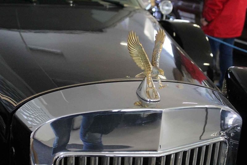 Příď vozu Cadillac Fleetwood Series 60 z roku 1947.