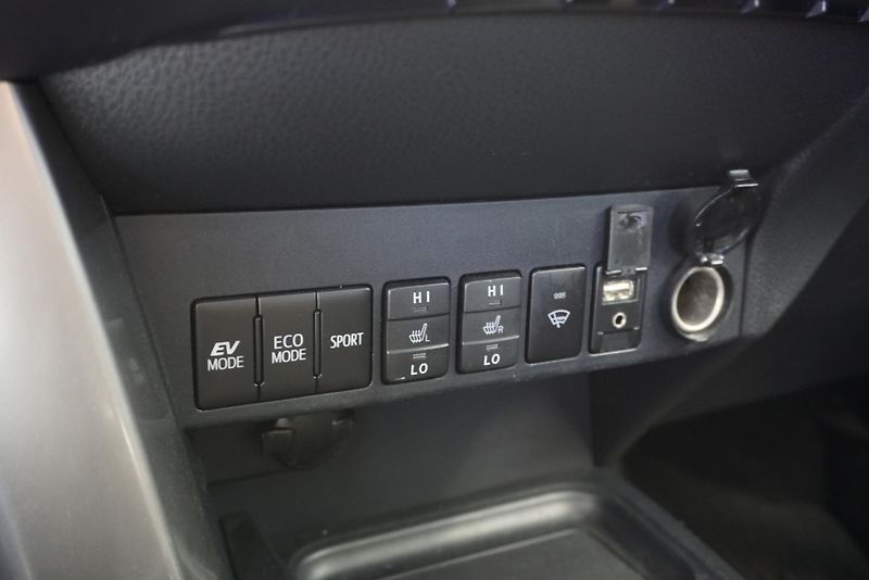 Toyota RAV4 2.5 HYBRID EXECUTIVE 4WD AUT. - fotka 15 z 28