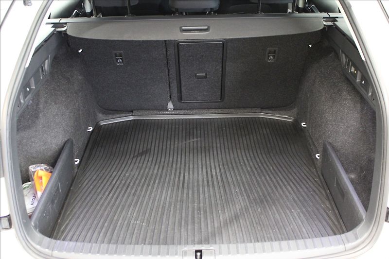 Škoda Octavia 2,0 TDI DSG Style 1.majitel CZ - fotka 5 z 36