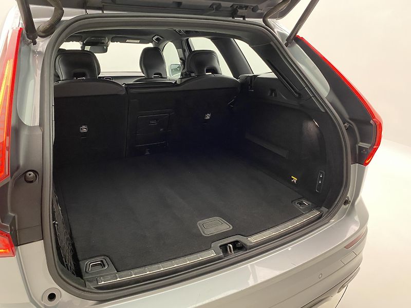 Volvo XC60 D4 AWD R-DESIGN REZERVACE - fotka 6 z 44