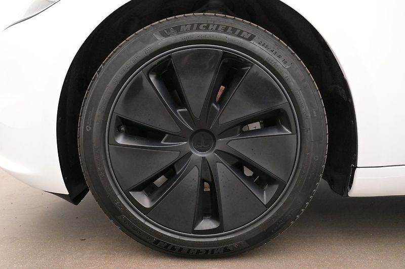 Tesla Model 3 Long Range AWD Highland - fotka 4 z 23