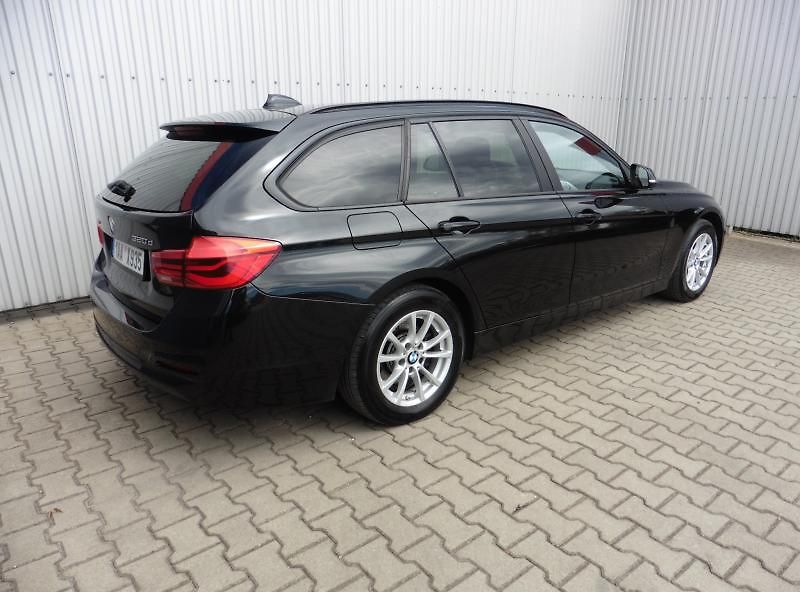 BMW Řada 3 320d xDrive Advantage Touring - fotka 4 z 18