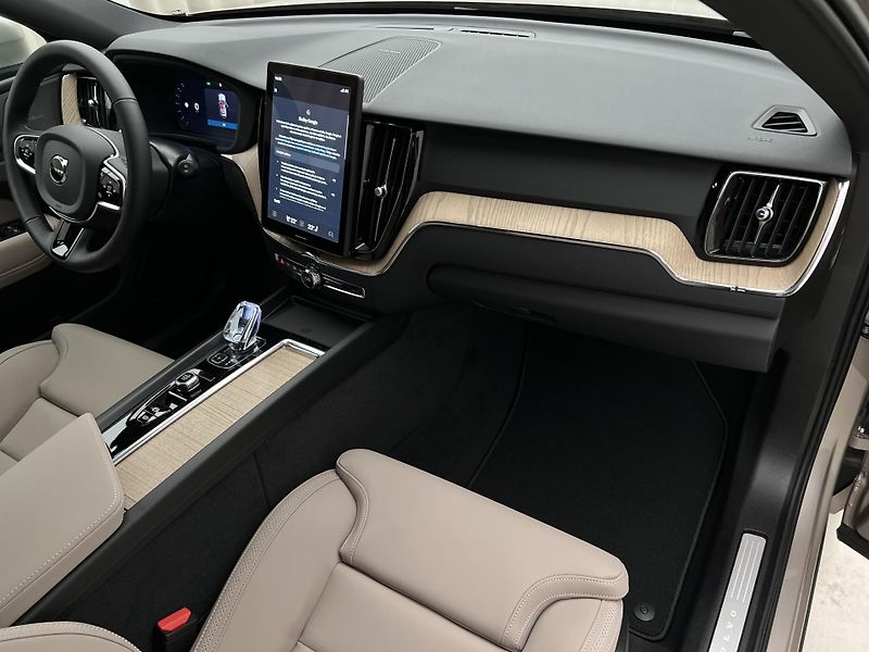 Volvo XC60 (2026) B5 AWD PLUS BRIGHT AUT - fotka 18 z 43