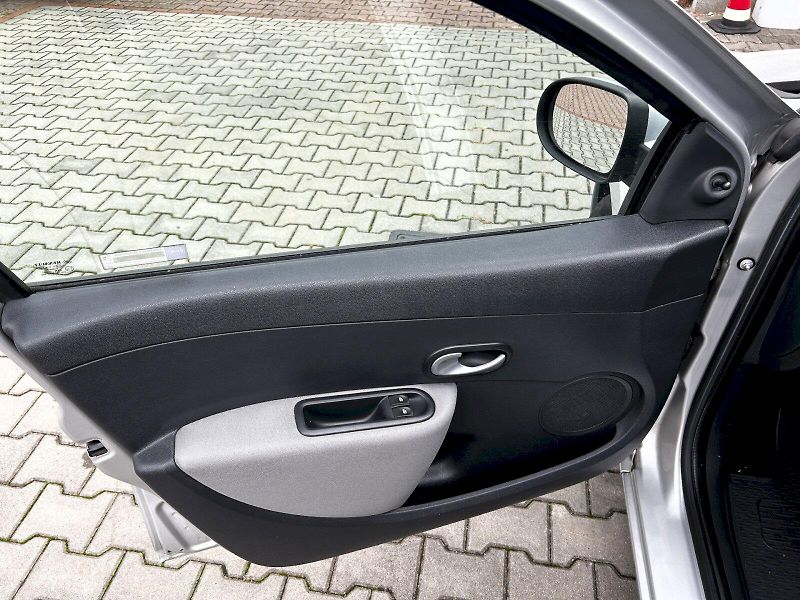 Renault Clio (2011) 1.2 16V 55kW MP5 Authentique - fotka 14 z 26