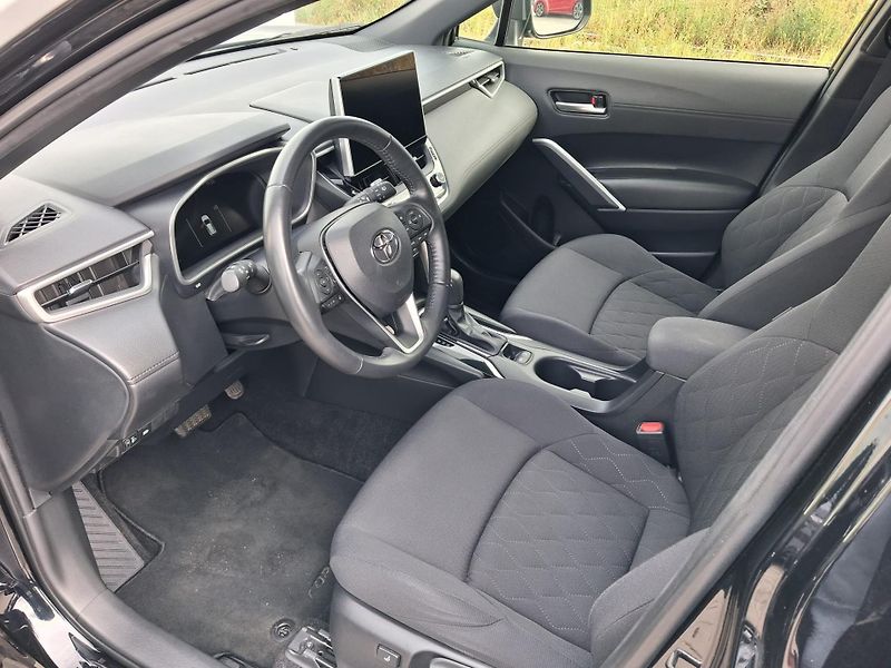 Toyota Corolla Cross 2.0 HSD e-CVT Style - fotka 11 z 21