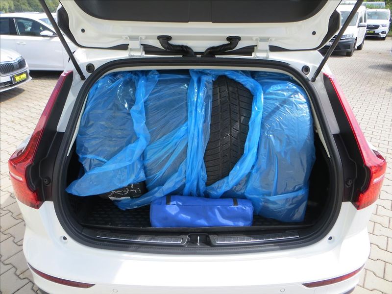 Volvo V60 2,0 D 145kW Momentum mHEV AUT - fotka 7 z 23