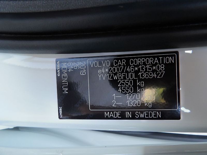 Volvo V60 2.0 T6 AWD PHEV Momentum - fotka 30 z 31