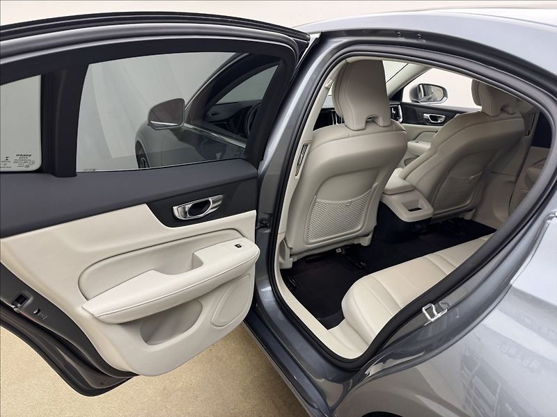 Volvo S60 2,0 B3 DPH INSCRIPTION H/K ČR - fotka 35 z 40