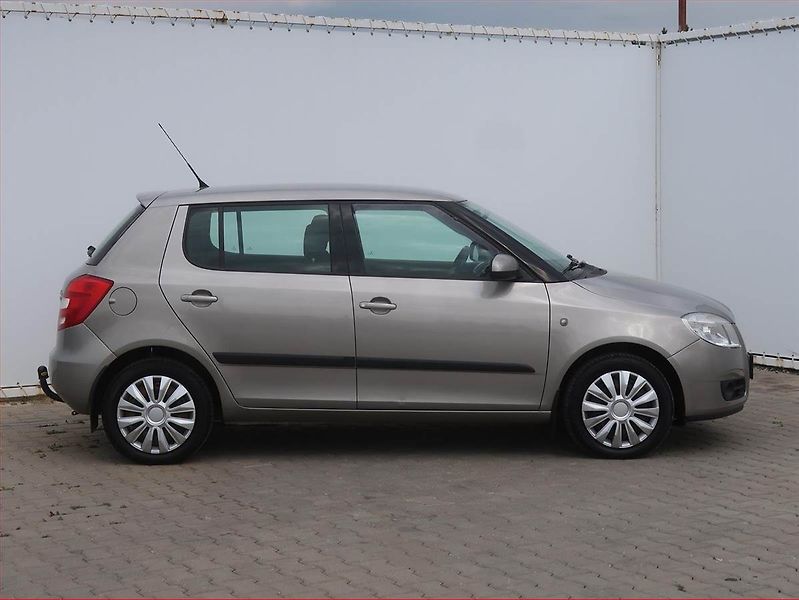 Škoda Fabia (2008) Ambiente 1.2 12V - fotka 6 z 13