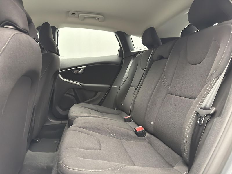 Volvo V40 T2 MOMENTUM AUT - fotka 6 z 41