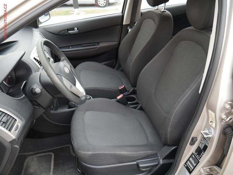 Hyundai i20 (2011) 1.2i, ČR, AC, park.asist - fotka 9 z 15