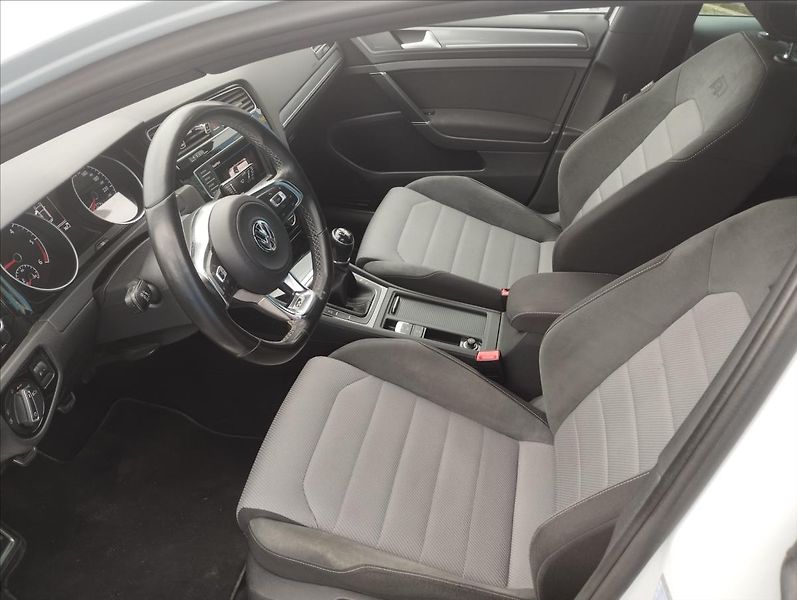 Volkswagen Golf 2,0 TDi 110KW R-Line - fotka 7 z 17