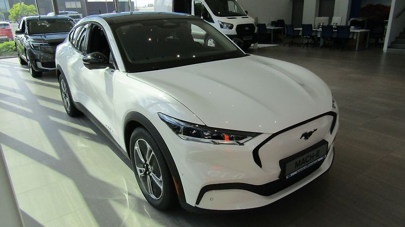 Ford Mustang Mach-E 72,6 kWh standardní dojezd 198 - fotka 2 z 8
