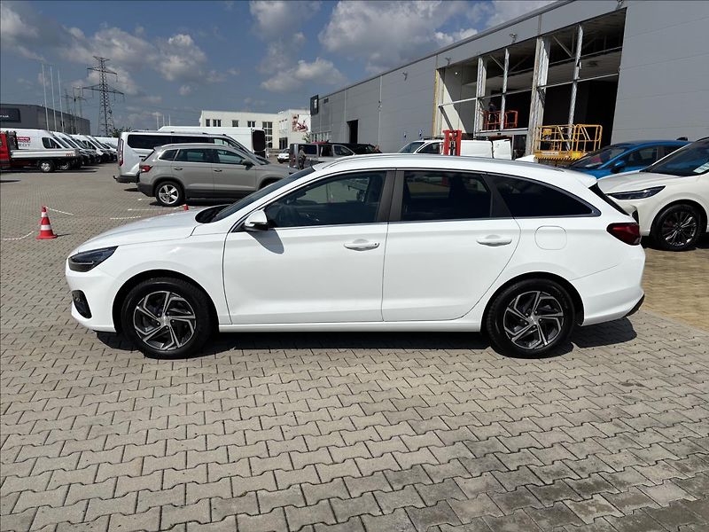 Hyundai i30 1,5 Smart 81kW kombi - fotka 2 z 34