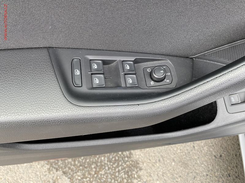 Volkswagen Passat (2020) 1.6 TDi, Business, DSG, LED - fotka 13 z 18