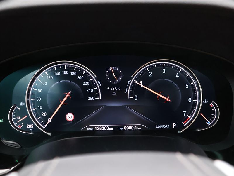 BMW Řada 5 2,0 530i xDrive Luxury Line - fotka 16 z 31