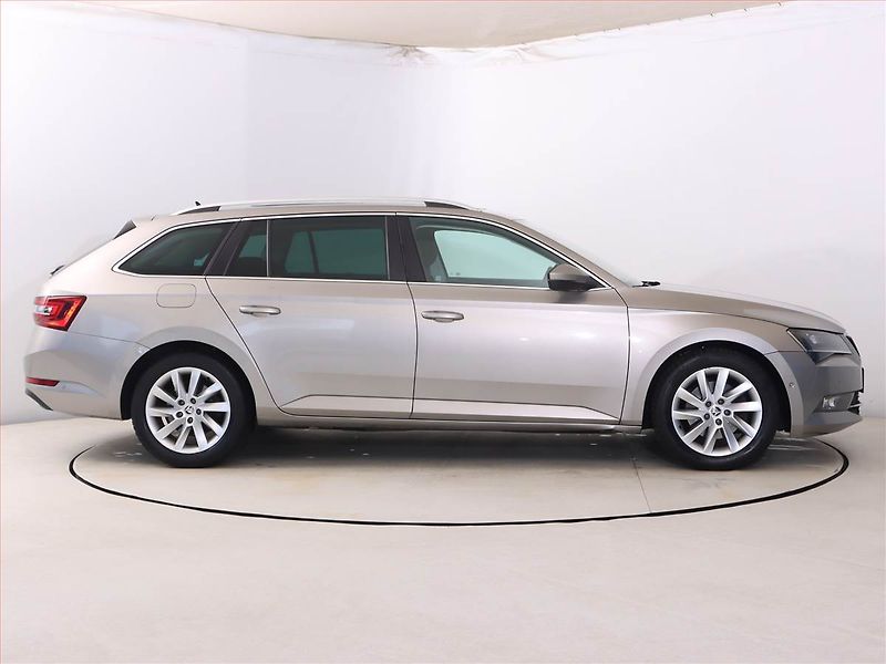 Škoda Superb (2017) 1.6 TDI, Automat, Navi - fotka 6 z 23