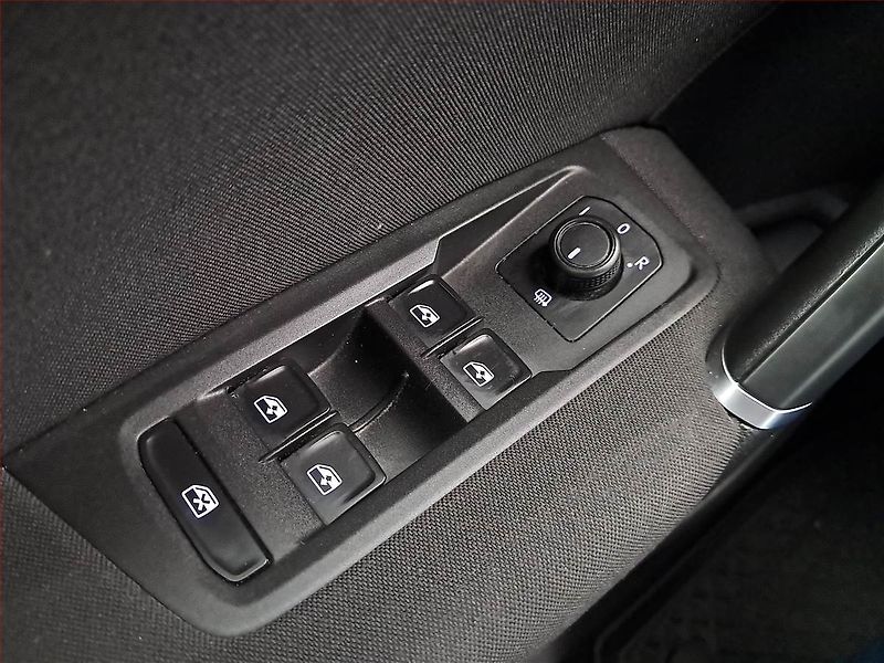 Volkswagen Touran (2020) 2.0 TDI, Serv.kniha, Navi - fotka 18 z 20