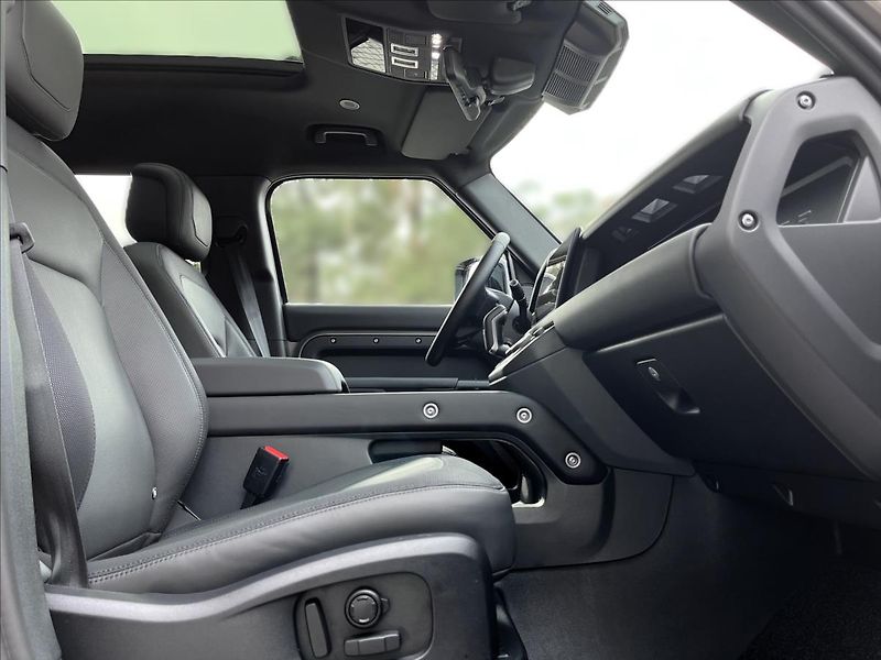 Land Rover Defender 3,0 110 D300 X-DYN HSE / SATIN - fotka 25 z 26