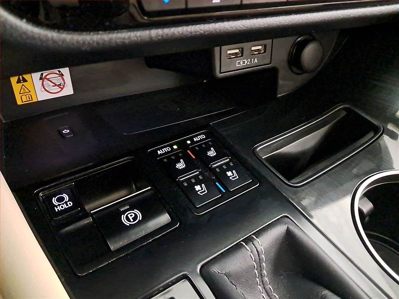 Lexus RX 400h (2023) 300 AWD - fotka 21 z 22