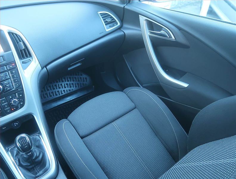 Opel Astra (2011) 1.7 CDTI, Navi, Xenony - fotka 8 z 15